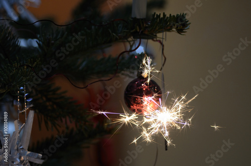 brennende wunderkerze am weihnachtsbaum