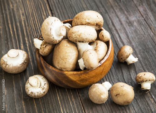 Brown champignon mushrooms in wooden bowl