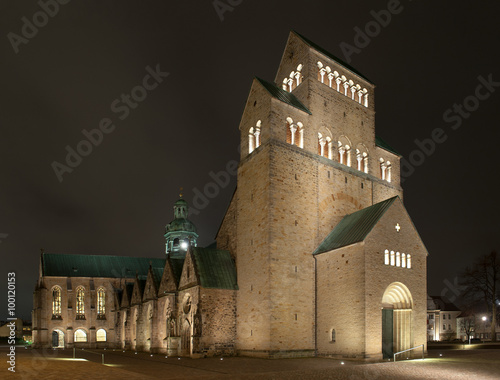 Dom Kirche,  St. Mariä Himmelfahrt, bei Nacht, in Hildesheim,
