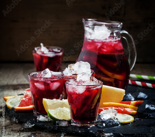 Tela Spanish sangria with fruit and ice, selective focus