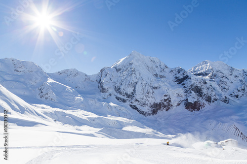 Skipiste in den italienischen Alpen (Sulden/Südtirol) mit Königsspitze und Zebru im Hintergrund