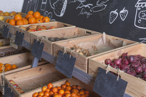 Warenregale in der Obst- und Gemüseabteilung photo