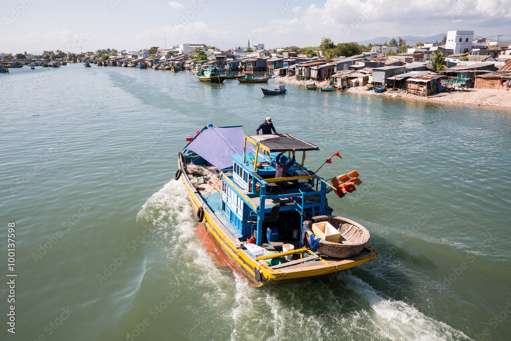 Fototapeta premium Fischerdorf und Fischerboote in Phan Thiet in Vietnam