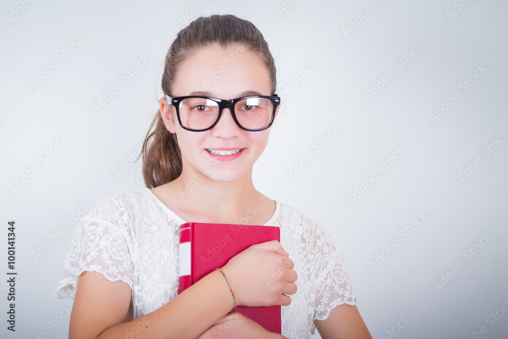 bambina contenta con libro in mano bambina contenta con libro in mano