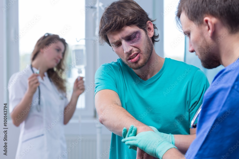 Obraz premium Bruised man in emergency room