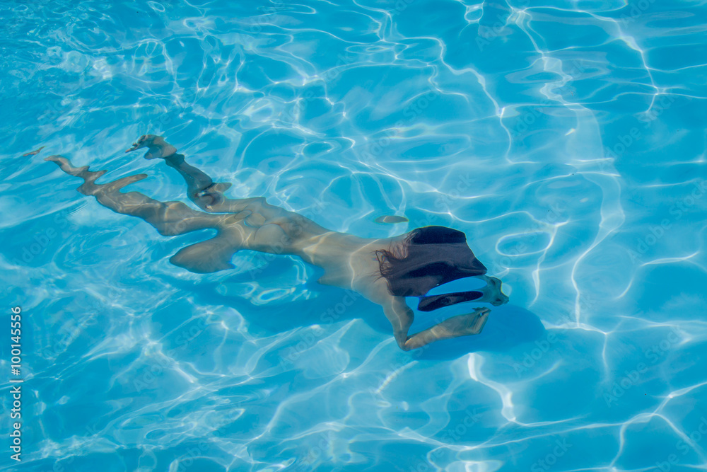 Femme nue dans une piscine