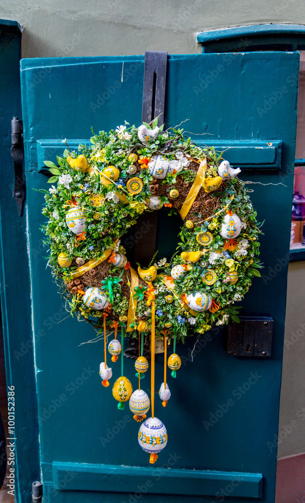 Fototapeta premium Osterkranz an Fensterladen