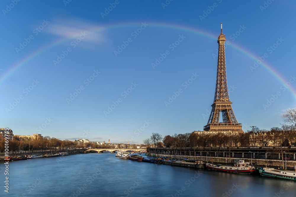 Paris, La Tour eiffel sous un arc-en-ciel