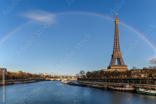 Paris, La Tour eiffel sous un arc-en-ciel