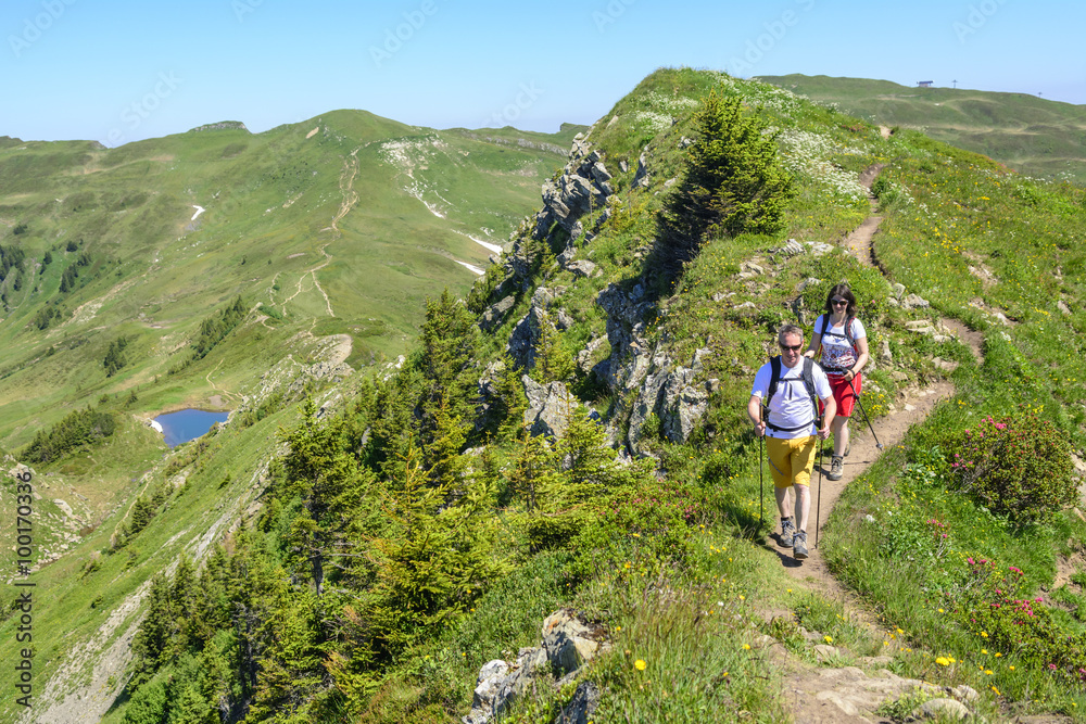 Zwei Wanderer in den Bergen