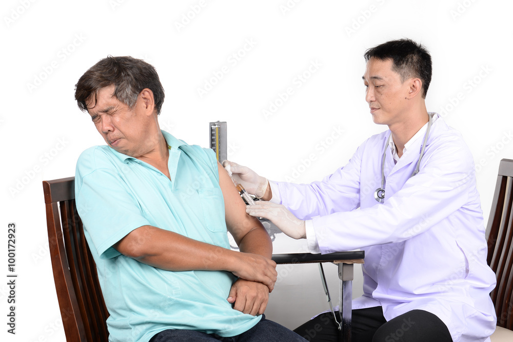 Obraz premium Doctor checking patient in the examination room.