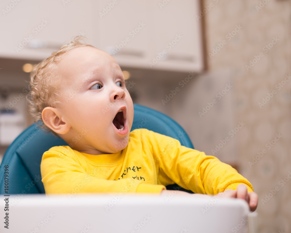 Рот сидеть видео. Зевание детей. Ребенок зевает фото. Грудничок сидит с открытым ртом. Удивленный малыш сидит.