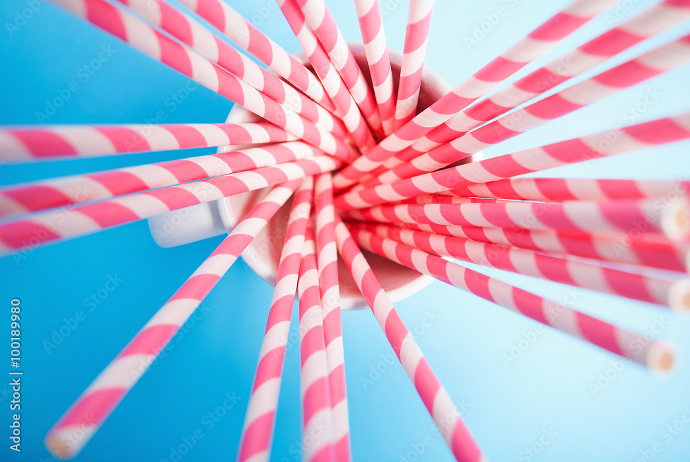 Obraz premium Paper straws in a mug, top view