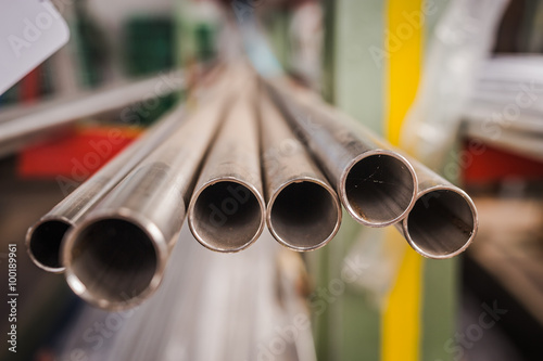 Metallrohre in einem Regal