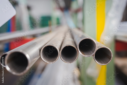 Metallrohre in einem Regal