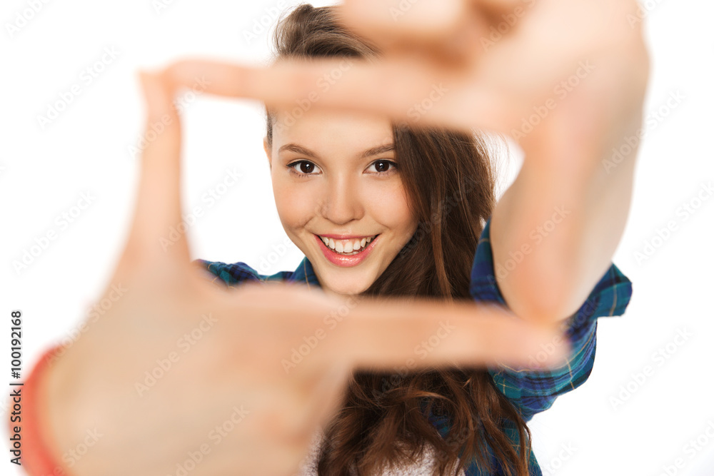 Naklejka premium happy teenage girl making frame of fingers