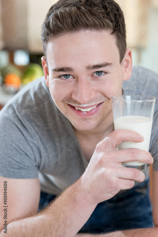 Junger Mann mit seinem täglichen Glas Milch Junger Mann mit seinem täglichen Glas Milch