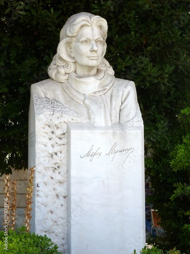 Памятник актрисе и певице Мелине Меркури в Афинах