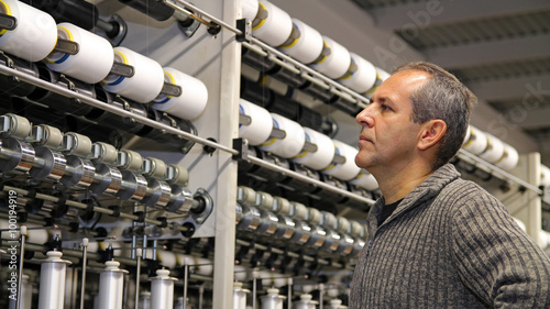 Fotografia Engineer Examining Thread in Textile Mill