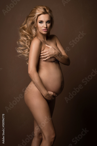 Undressed pregnant woman covering her breast © Aarrttuurr