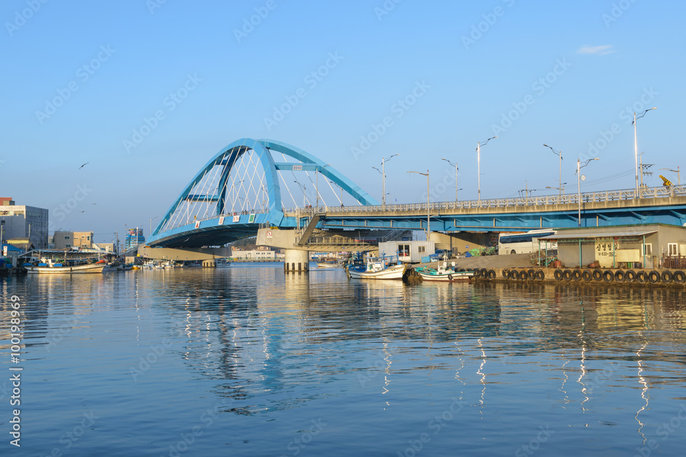 Obraz premium Bridge over river at fishing village in Korea.