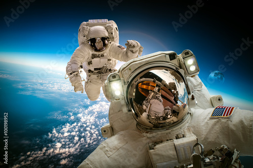 Folia na okno łazienkowe Astronauci w kosmosie
