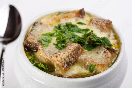 Zwiebelsuppe überbacken mit Käse in einen Suppentopf