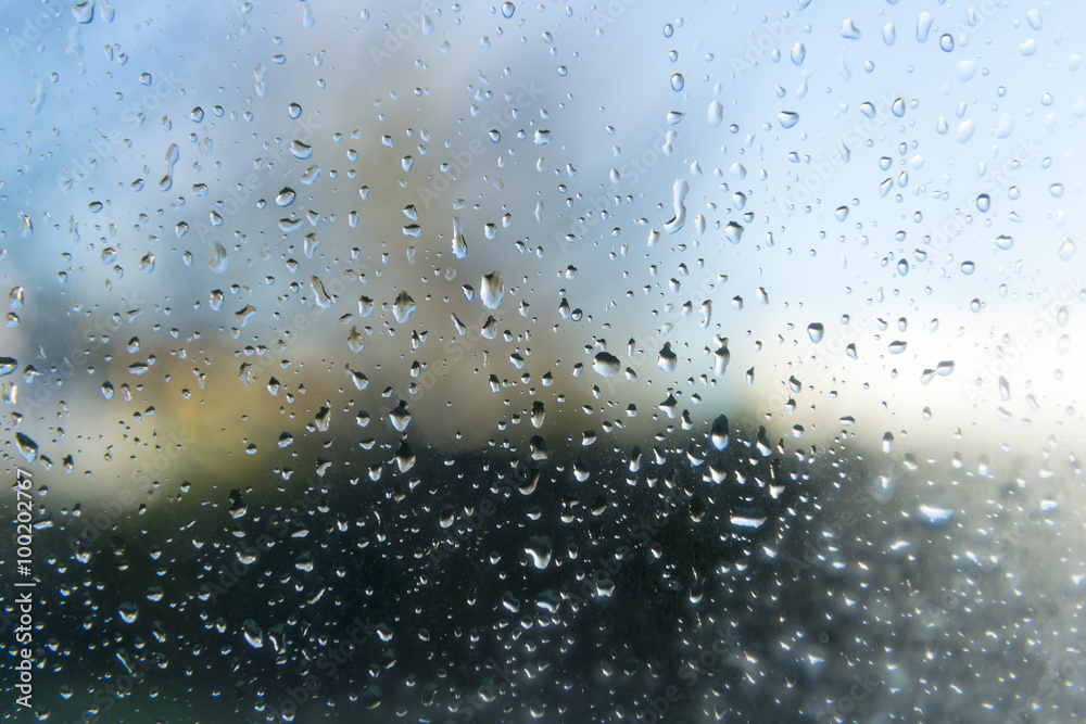 Wassertropfen an einer Fensterscheibe Wassertropfen an einer Fensterscheibe