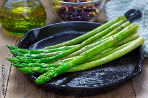Canvas-taulu Freshly cooked asparagus appetizer on a cast iron skillet