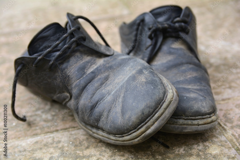 Vecchie scarpe sporche e rovinate Stock Photo | Adobe Stock