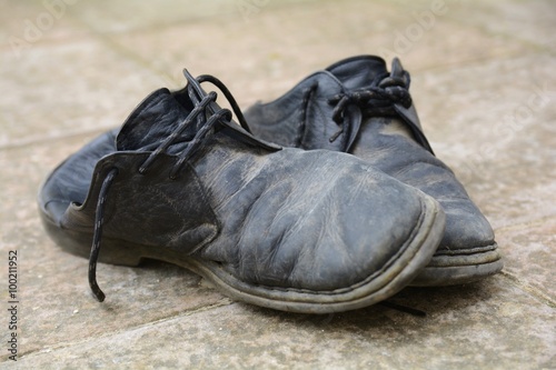 Vecchie scarpe sporche e rovinate