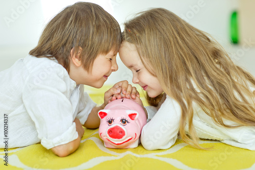 kids with piggy bank 