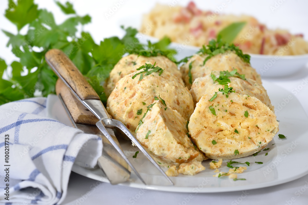 Deftige bayerische Semmelknödel mit Petersilie garniert, Sauerkraut mit ...