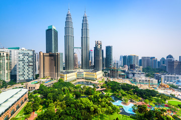 Tableau sur plexiglas Kuala Lumpur Tours Petronas et skyline de Kuala Lumpur  © SeanPavonePhoto