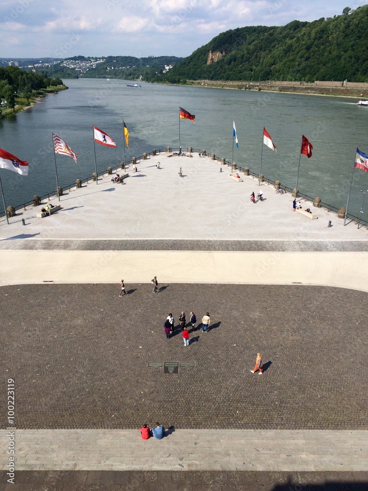 Fototapeta premium Besucher am Deutschen Eck