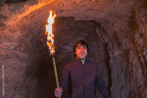 Obraz na płótnie adventurous torch inside cave w salonie