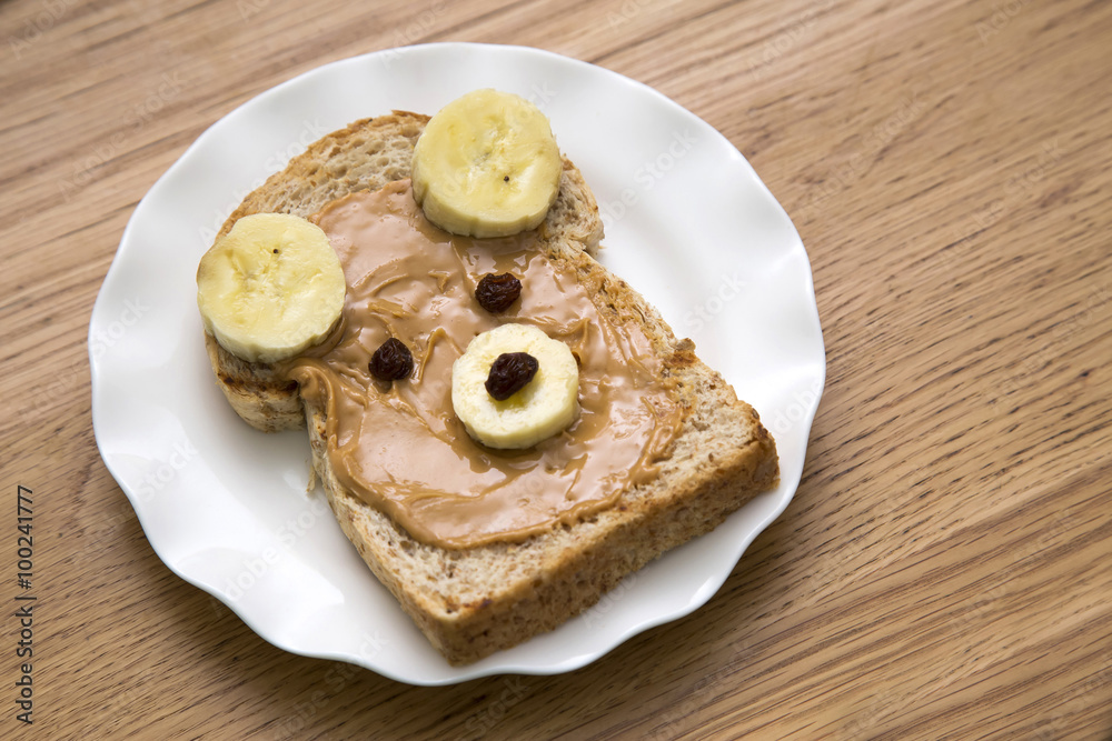 Bear face shape Whole wheat bread with peanut butter Bear face shape Whole wheat bread with peanut butter