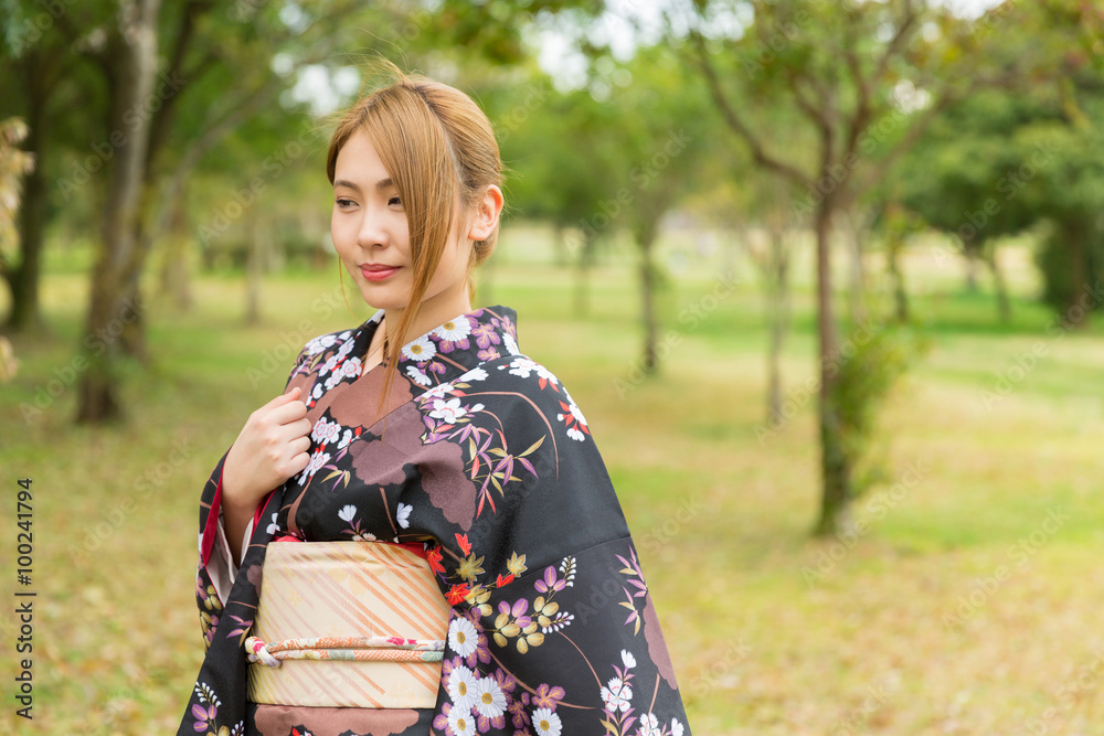 着物を着た女性 着物を着た女性