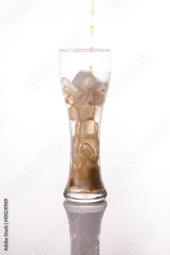 coca cola splash into glass
