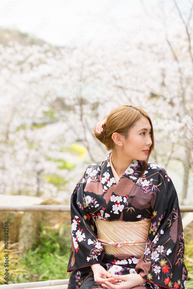 着物を着た女性と桜 着物を着た女性と桜