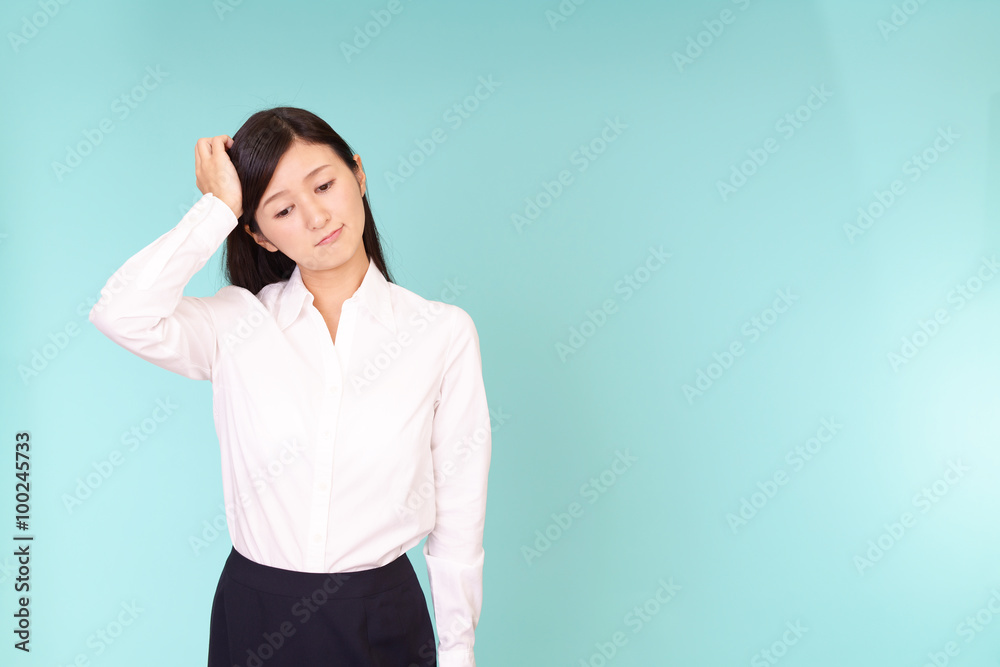 困惑する女性 困惑する女性