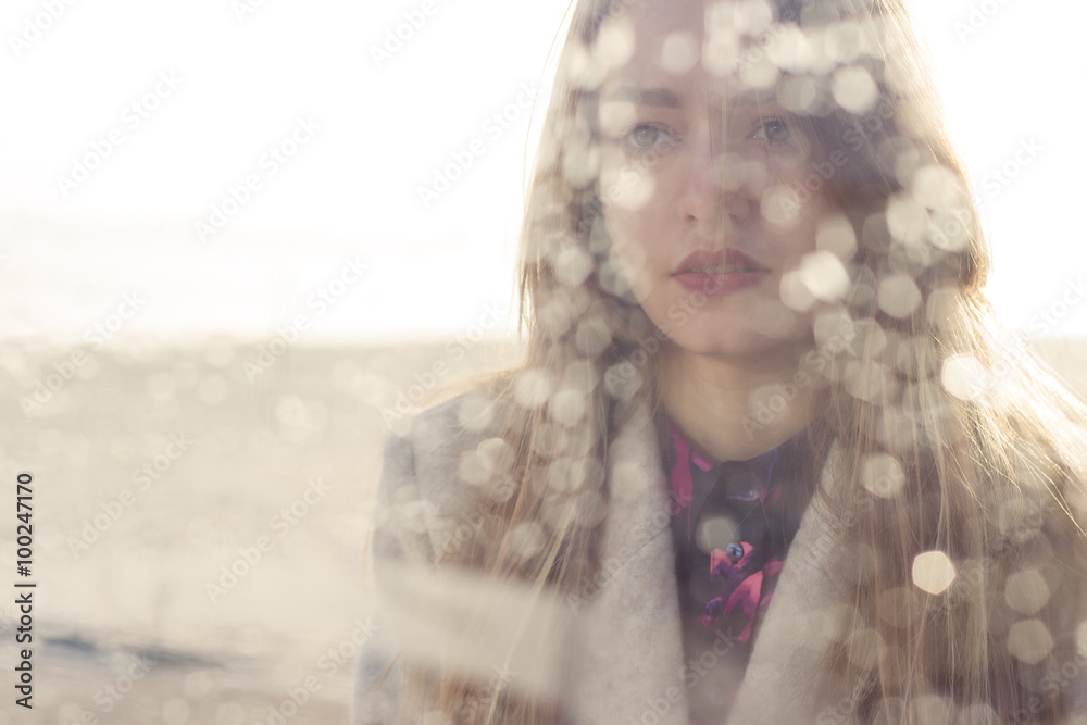 Naklejka premium sad beautiful girl in a coat with big sad eyes in the sun