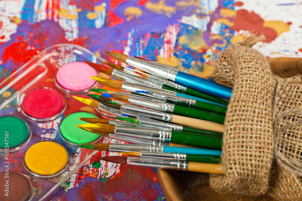 Obraz premium Brushes, paints, pencils for drawing