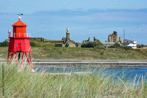 roter Leuchtturm an der Hafeneinfahrt von Newcastle Tyneside bei Sonnenaufgang photo