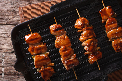 Φωτογραφία yakitori skewers of chicken on a grill pan close-up