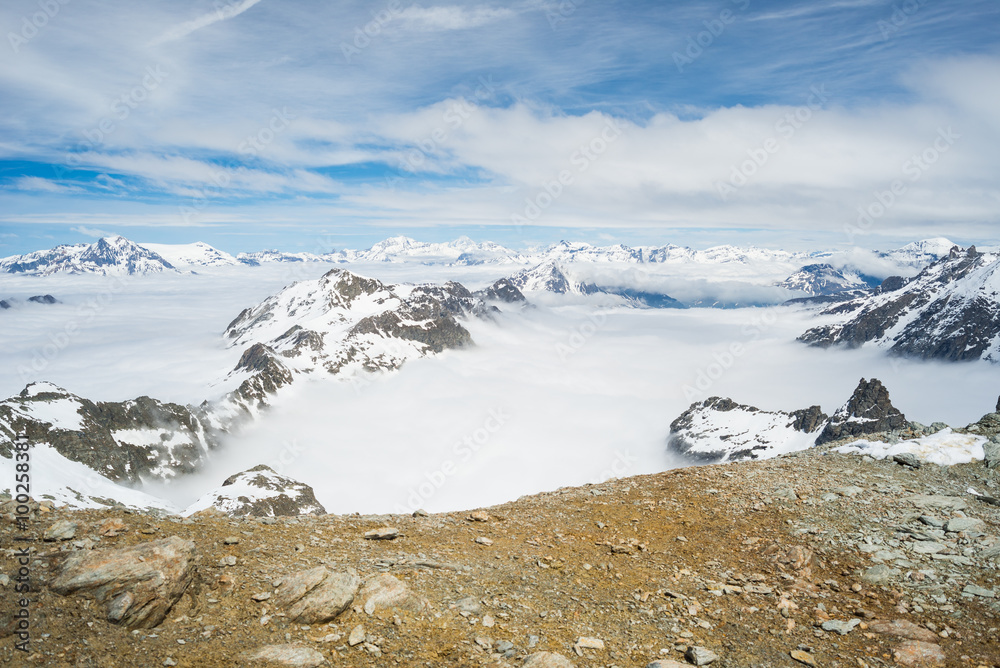 Obraz premium Mountain peaks and snowcapped ridges in the Alps