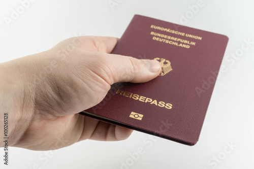 Reisepass in einer Hand