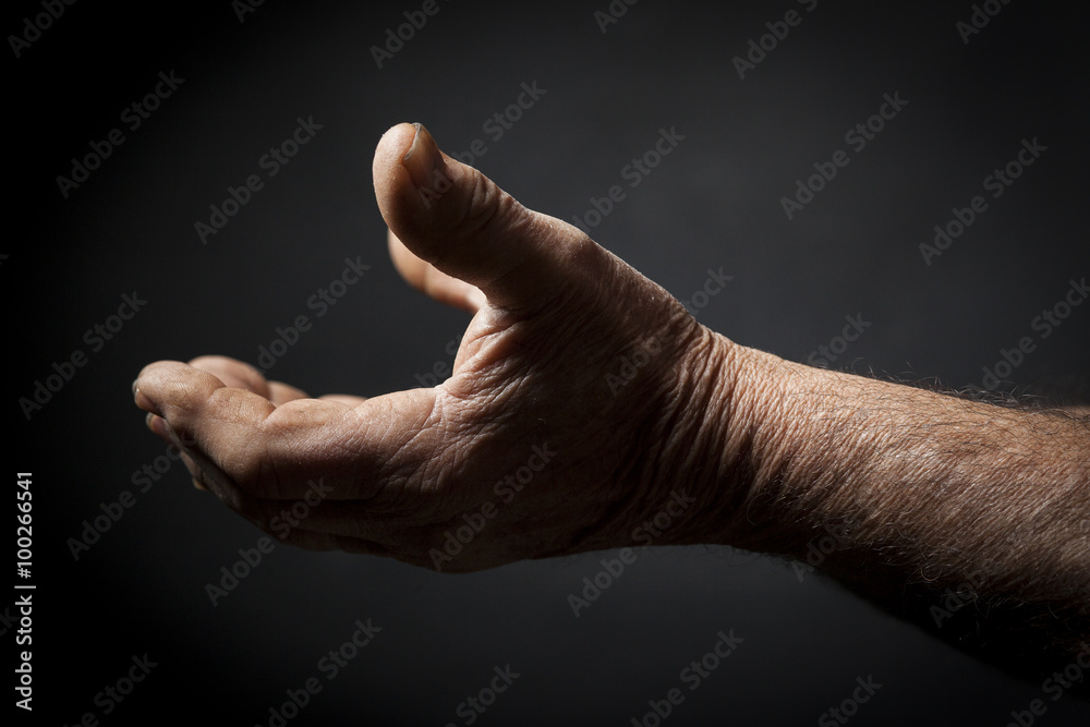Foto Stock Profilo di mani di uomo . Low key, sfondo nero | Adobe Stock