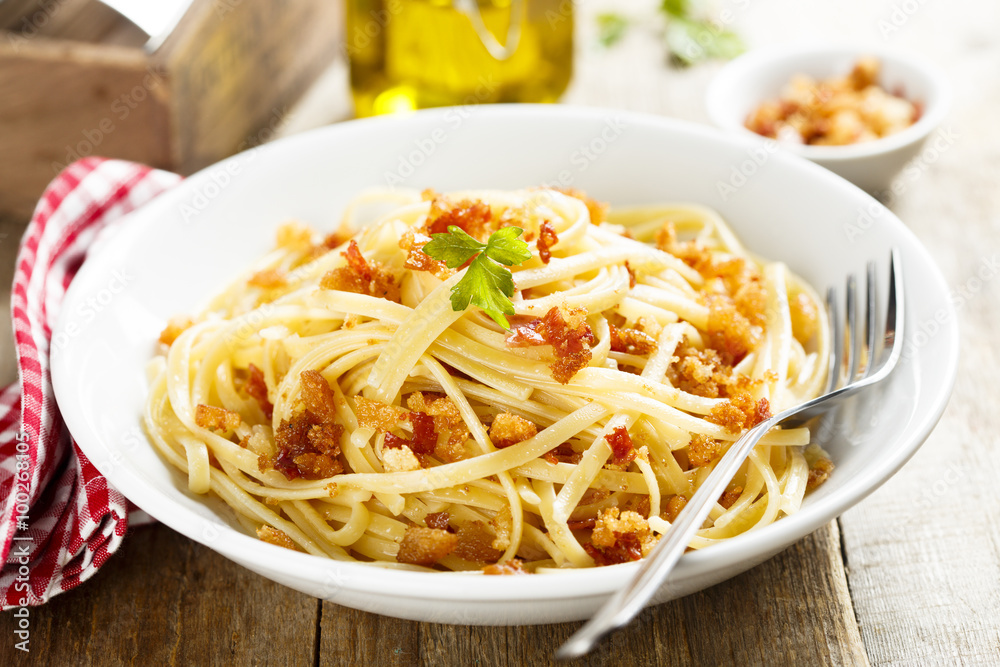 Pasta with bacon and bread crumbs