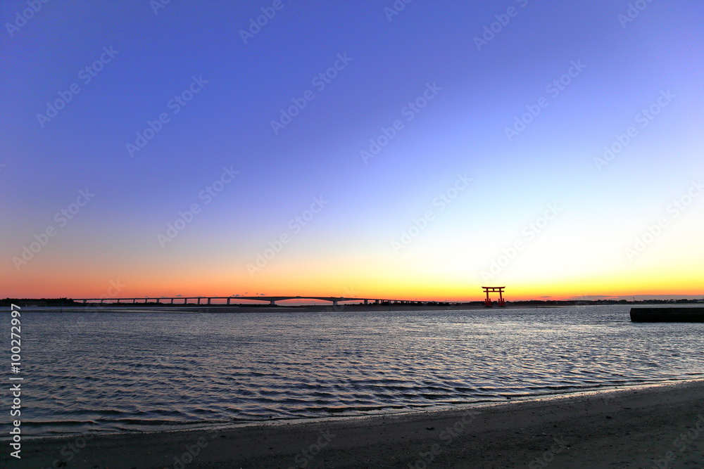 Naklejka premium 弁天島大鳥居へ沈みゆく夕日